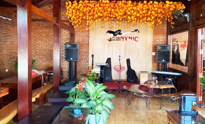 Không gian âm nhạc và khung cảnh của quán, Coffee Ny Nic sẽ làm cho quý khách sống lại những khung cảnh hoàn mỹ của âm nhạc.