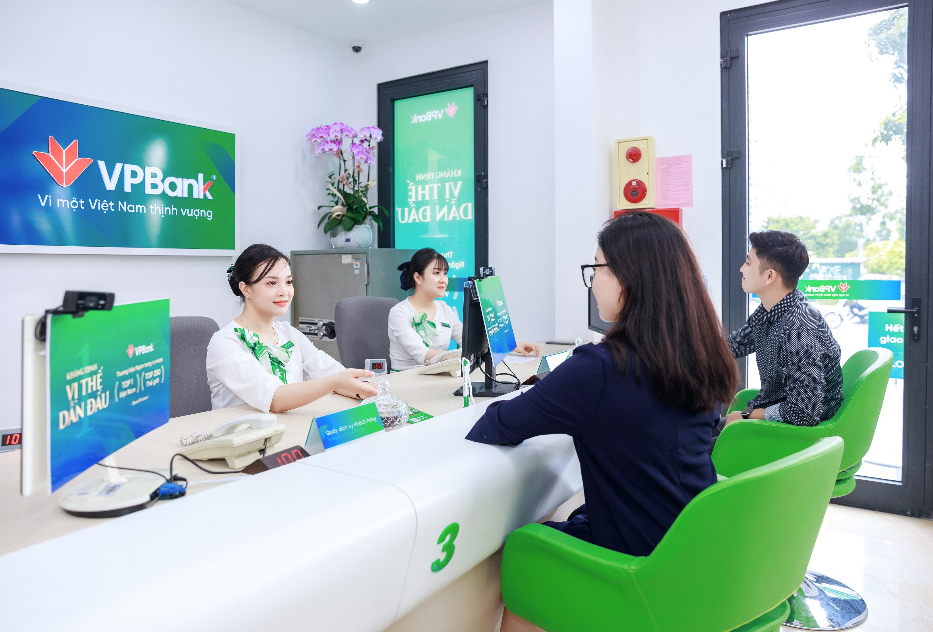 vpbank-khong-ngung-nang-cao-chat-luong-dich-vu-1686290610.jpg