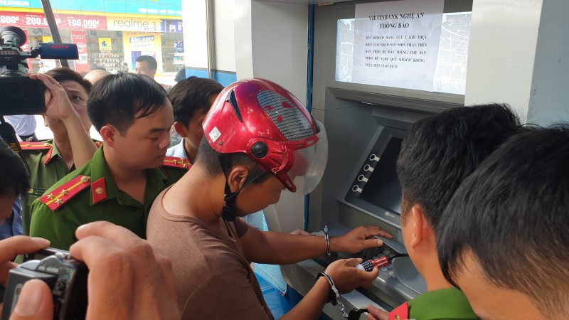3 người Trung Quốc gắn thiết bị camera ở hàng loạt cây ATM để lấy cắp tiền - Ảnh 2.