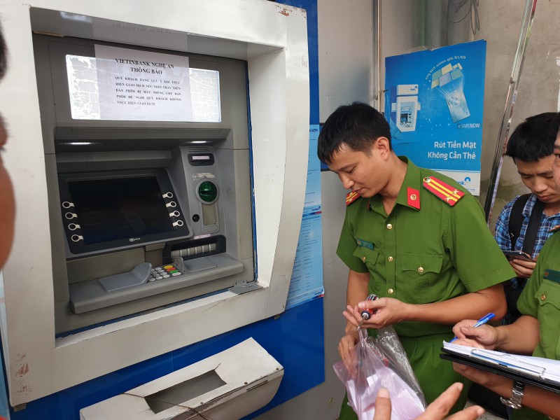 3 người Trung Quốc gắn thiết bị camera ở hàng loạt cây ATM để lấy cắp tiền - Ảnh 3.