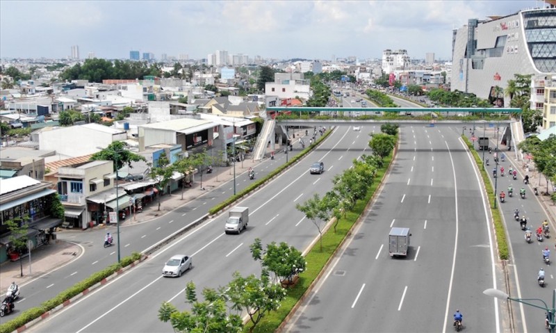 Đại lộ Phạm Văn Đồng có đầy đủ tiện ích, giúp khu Đông kết nối nhanh chóng với sân bay Tân Sơn Nhất và trung tâm TPHCM. Ảnh: Duy Quang