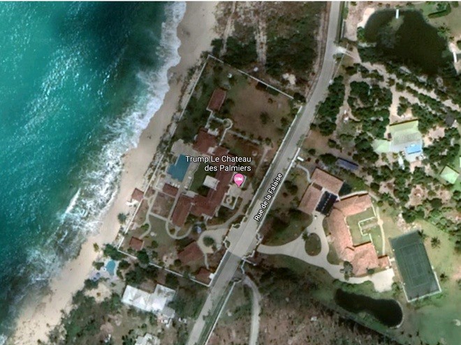 Điền trang trước biển này mang tên Le Chateau des Palmiers tại St. Martin, Tây Ấn, thuộc vùng biển Caribean. Biệt thự khủng này có tới 9 phòng ngủ, 12 phòng tắm, trung tâm thể hình, bể bơi nước nóng, quầy bar ngoài trời, sân tennis...Ngoài ra còn có hai biệt thử nhỏ hơn, một nhà chòi bên bể bơi và nhà dành cho quản gia. Ảnh: Google Map