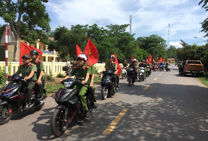 Lực lượng chức năng tỉnh Quảng Trị diễu hành tuyên truyền phòng, chống mua bán người