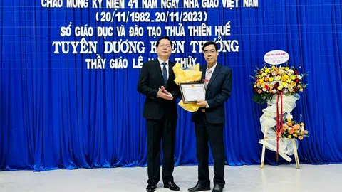 Tuyên dương và khen thưởng thầy giáo cứu người trong lũ dữ