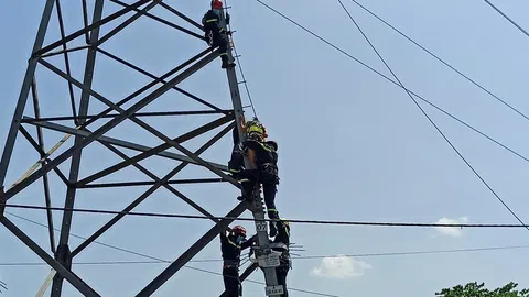 TPHCM: Thót tim giải cứu người phụ nữ treo mình trên cột điện cao thế