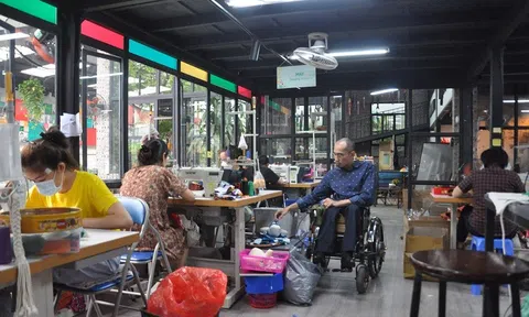 Ông chủ tịch ngồi xe lăn giúp cuộc sống người khuyết tật “đổi màu” bằng linh vật SEA Games 31
