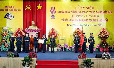 Công ty Trực thăng miền Nam đón nhận Huân chương Độc lập hạng Nhất