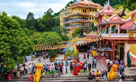 Tháng 6, núi Bà Đen tấp nập du khách đi Lễ vía Bà và tham dự chợ lá