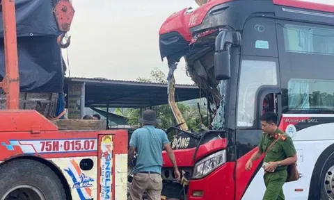 Ôtô khách va chạm xe tải, 6 người thương vong