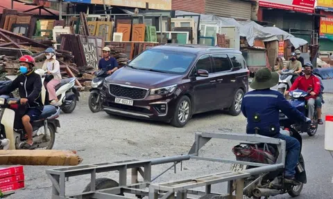 Hà Nội: Xe cộ như 'làm xiếc' trên 700 m đường chậm tiến độ