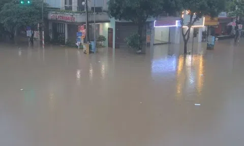 Nhiều tuyến đường ở TP Thái Nguyên chìm trong biển nước