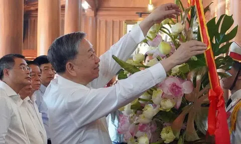 Tổng Bí thư dâng hoa, dâng hương ở đền thờ Bác Hồ tại Quảng Bình