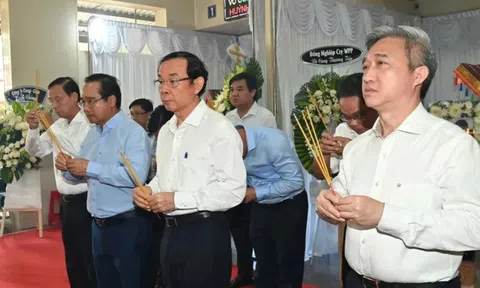 Bí thư Nguyễn Văn Nên và lãnh đạo TP.HCM viếng nạn nhân vụ cháy cư xá