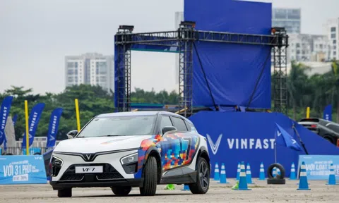 Lái thử bộ đôi VinFast VF 7 và VF 8, người dùng nhận xét: “Tăng tốc quá tốt, động cơ êm ái, linh hoạt trong không gian hẹp”