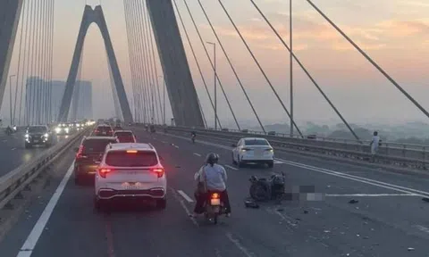 Xe phân khối lớn biến dạng, tài xế tử vong trên cầu Nhật Tân