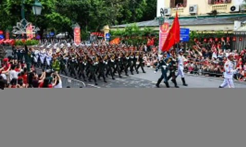 Các đoàn diễu binh, diễu hành đi trên đường phố thủ đô
