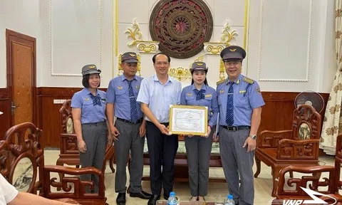 Tổ tàu SE4 trả lại gần 13 triệu đồng cho hành khách bỏ quên