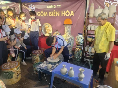 Hàng trăm học sinh trải nghiệm Làng nghề truyền thống Gốm Biên Hoà
