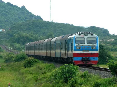 Người dân dồn dập trả lại vé tàu, đường sắt đổi quy định hoàn vé