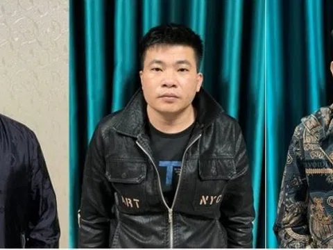 Cảnh sát phá 4 lớp cửa, bắt quả tang 14 F0 đang sát phạt nhau trên chiếu bạc