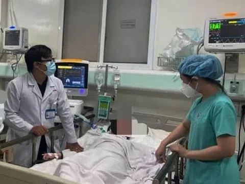 Bất thường bình rượu làm 8 sinh viên ngộ độc