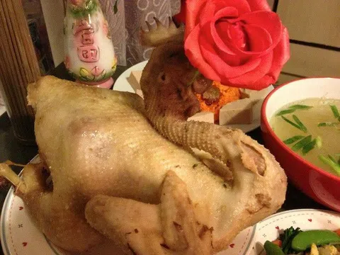 Lý do gà cúng Giao thừa thường ngậm một bông hoa hồng đỏ