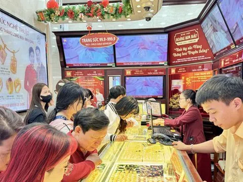 Lấy số, đặt sổ, đổ xô mua vàng vía Thần tài