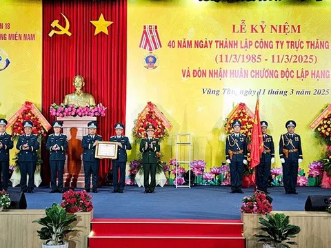 Công ty Trực thăng miền Nam đón nhận Huân chương Độc lập hạng Nhất