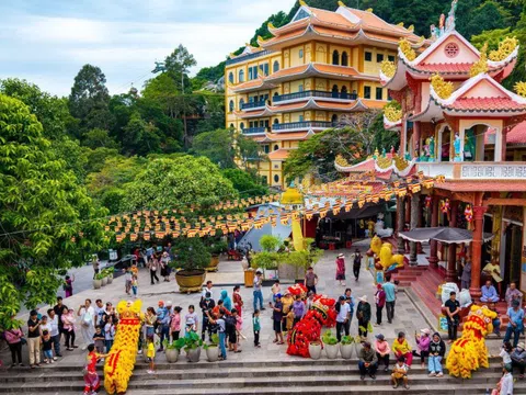 Tháng 6, núi Bà Đen tấp nập du khách đi Lễ vía Bà và tham dự chợ lá