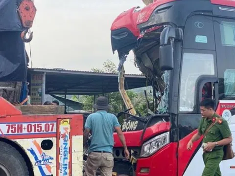 Ôtô khách va chạm xe tải, 6 người thương vong