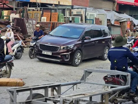 Hà Nội: Xe cộ như 'làm xiếc' trên 700 m đường chậm tiến độ