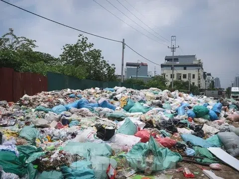 Hà Nội bắt đầu tiêu huỷ 'núi rác' bánh kẹo tại La Phù