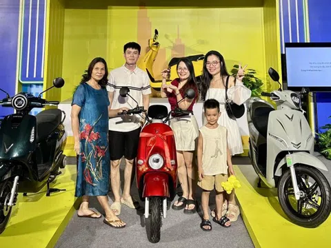 Khách Việt sử dụng đồng thời 2 xe máy VinFast, muốn cùng gia đình lan tỏa sống xanh