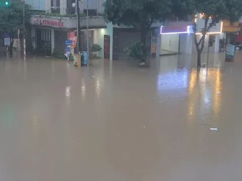 Nhiều tuyến đường ở TP Thái Nguyên chìm trong biển nước
