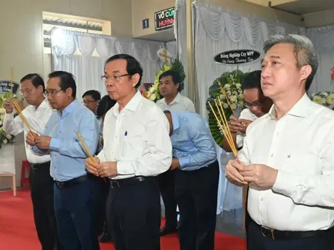 Bí thư Nguyễn Văn Nên và lãnh đạo TP.HCM viếng nạn nhân vụ cháy cư xá