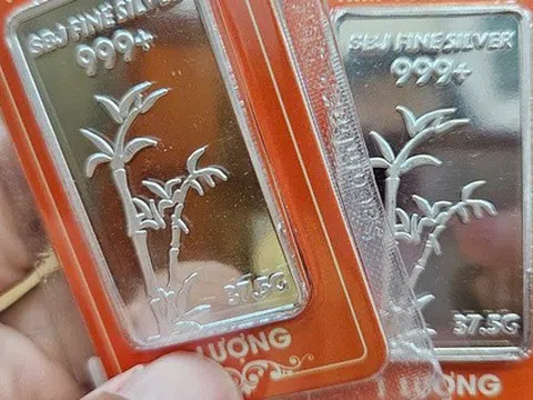 Giá vàng quá cao, nhiều người chọn bạc làm quà cưới, tân gia