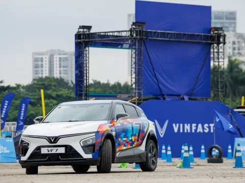 Lái thử bộ đôi VinFast VF 7 và VF 8, người dùng nhận xét: “Tăng tốc quá tốt, động cơ êm ái, linh hoạt trong không gian hẹp”