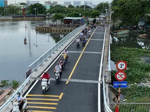Thông xe cầu Phú Định, người dân thoát cảnh kẹt giờ cao điểm