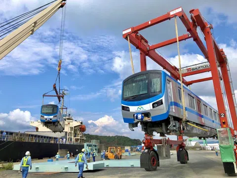 Tàu metro số 1 sẽ được đưa về depot bằng xe siêu trường