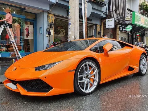 Siêu bò Lamborghini Huracan đẹp lung linh khi "tắm mưa" Sài Gòn