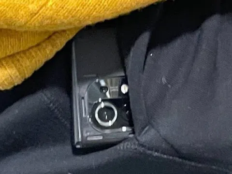 Xiaomi Mi 11 lộ ảnh thực tế với cụm camera vuông