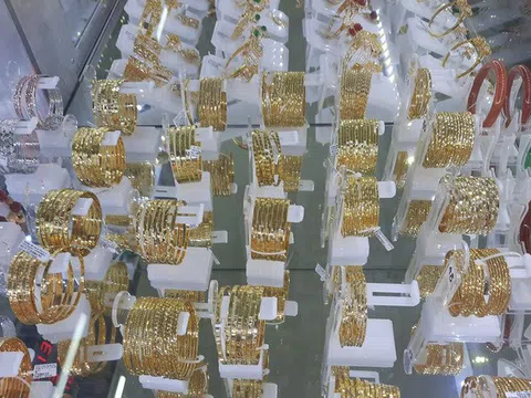 Giá vàng hôm nay 12-12: Tăng tốc, bất chấp USD tăng giá