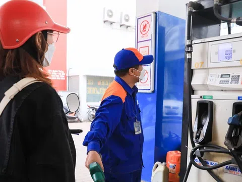 Giảm lần thứ 3 liên tiếp, giá xăng về mức thấp nhất từ đầu năm
