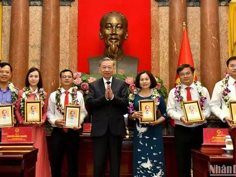 Xây dựng đội ngũ cán bộ, công chức, viên chức có đủ phẩm chất năng lực, uy tín, thực sự chuyên nghiệp, liêm chính