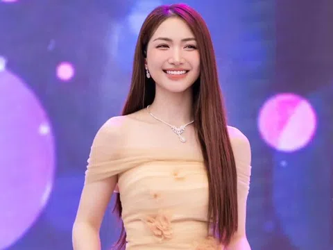 Hòa Minzy khoe nhan sắc 'thần tiên' trên sân khấu, xử lý ra sao khi gặp sự cố âm thanh?
