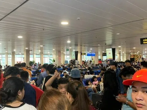 Khách tại sân bay Tân Sơn Nhất đông, đường về quê vất vả