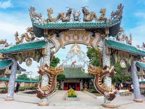 Đầu năm, chiêm ngưỡng linh vật rồng tại ngôi miếu gần 300 tuổi