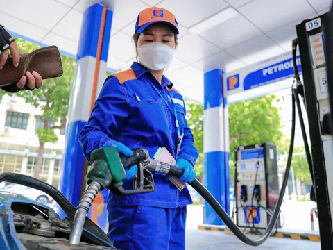 Giá xăng dầu hôm nay 17/2: Băng băng leo dốc