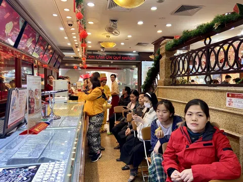 Người Hà Nội nườm nượp đi mua vàng lấy vía Thần tài