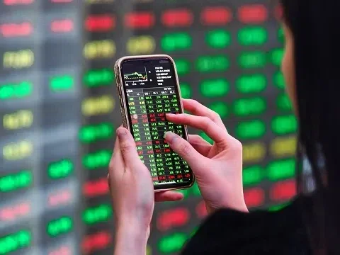 Nhóm ngành triển vọng trên thị trường chứng khoán năm 2024?